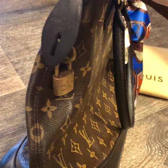 Louis Vuitton Horizontal Lock It Bag - Picture 6 of 8